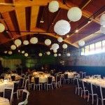 Decoración con pompones blancos y faroles blancos iluminados